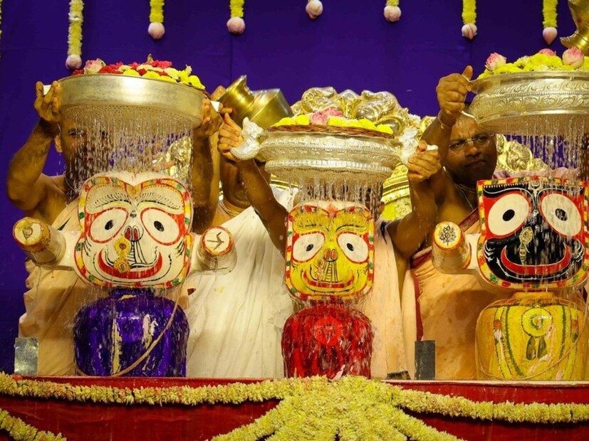 ইসকনের সহ সভাপতি রাধা রমণ দাস জানিয়েছেন, সমস্ত আচার মেনেই আজ দীঘার মন্দিরে জগন্নাথ দেবের স্নান যাত্রা করানো হবে। বিশেষ পুরোহিত রয়েছেন। সকলে মিলে সেই কাজ সম্পন্ন করবেন।