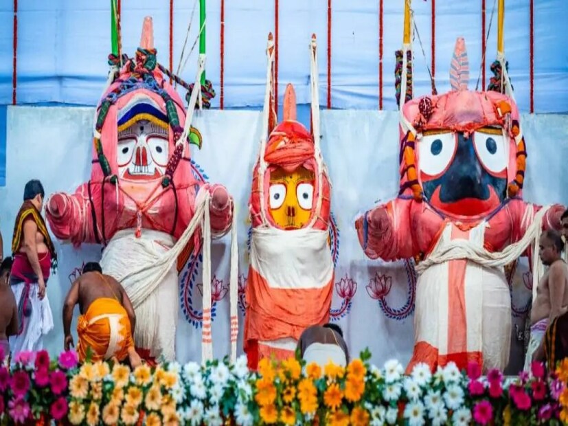 ওড়িশা: আজ ১০৮টি তীর্থক্ষেত্রের জলে স্নান করবেন প্রভু জগন্নাথ দেব। গতকাল মঙ্গলবার বিকেলেই বিভিন্ন তীর্থক্ষেত্রের পবিত্র জল এসে পৌঁছে গিয়েছে দিঘার জগন্নাথ মন্দিরে। পবিত্র সেই সমস্ত তীর্থক্ষেত্রের জল দিয়ে বুধে মণ্ডপে স্নান করবেন প্রভু জগন্নাথ, বলরাম ও সুভদ্রা।