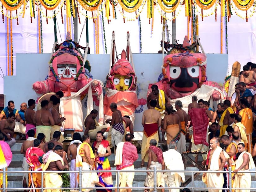 জগন্নাথ মন্দির সূত্রে খবর, সকাল নটা নাগাদ শুরু হয় পাহাণ্ডি বিজয়। চলে প্রায় দেড় ঘন্টা ধরে। ইতিমধ্যে পাহাণ্ডি বিজয়ের জন্য ইসকনের ৩০ জন সন্ন্যাসী দিঘায় এসে পৌঁছেছেন। তারাই পাহাণ্ডি বিজয়ের মাধ্যমে একে একে জগন্নাথ, বলরাম ও সুভদ্রাকে স্নান মণ্ডপের দিকে নিয়ে আসবেন।
