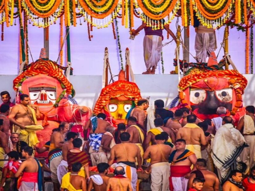 ১০৮টি তীর্থক্ষেত্রের জলের সঙ্গে মেশানো হবে কাঁচা দুধ, আতর ও চন্দন। তিনটি বিগ্রহেকে সিল্কের কাপড় দিয়ে আবৃত করে চলবে স্নানের পর্ব। সঙ্গে চলবে বৈদিক মন্ত্র উচ্চারণ এবং কীর্তন ও শঙ্খধ্বনি। স্নানের পর ১০৮ টি তুলসী পাতা জগন্নাথের চরণে দেওয়া হবে। 