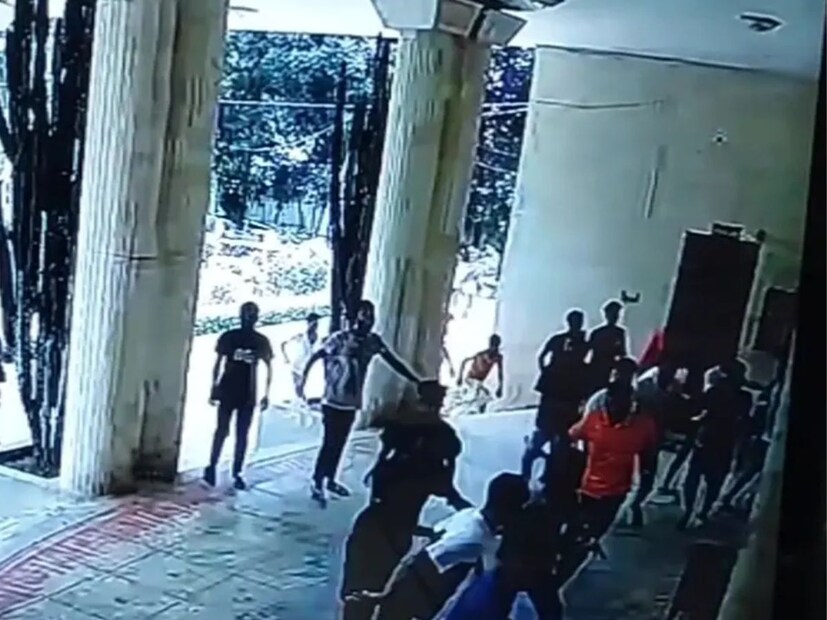 জানা গিয়েছে, আপাতত কাছারিবাড়িটিতে অনির্দিষ্টকালের জন্য দর্শনার্থীদের প্রবেশাধিকার বন্ধ করে দিয়েছে স্থানীয় প্রশাসন। প্রসঙ্গত, রবীন্দ্রনাথ ঠাকুরের পিতামহ প্রিন্স দ্বারকানাথ ঠাকুর শাহজাদপুরের জমিদারি কিনে নিয়েছিলেন। তখন এই কাছাড়িবাড়িটি ঠাকুর পরিবারের হস্তগত হয়েছিল।