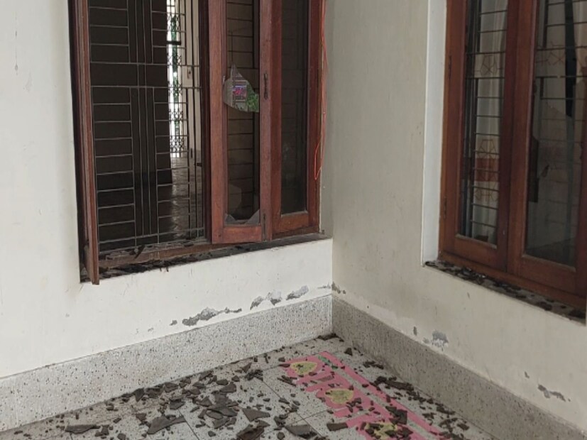 ওই দর্শনার্থীর সঙ্গে মিউজিয়ামের পার্কিং লটে মোটরবাইক রাখার ফি নিয়ে বচসা বাঁধে মিউজিয়ামের কর্মীদের৷ ঘটনা আরও গুরুতর হয়, যখন মিউজিয়ামের কর্মী ওই দর্শনার্থীকে একটি ঘরে আটকে রেখে বেধড়ক মারধর করে৷