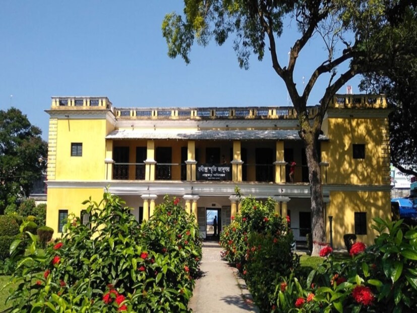 স্থানীয় সংবাদমাধ্যমের খবর অনুযায়ী, রবীন্দ্রনাথের পৈতৃক কাছারিবাড়িতে একজন দর্শনার্থী তাঁর পরিবার নিয়ে এসেছিলেন৷ সেখান থেকেই অশান্তির শুরু৷ 