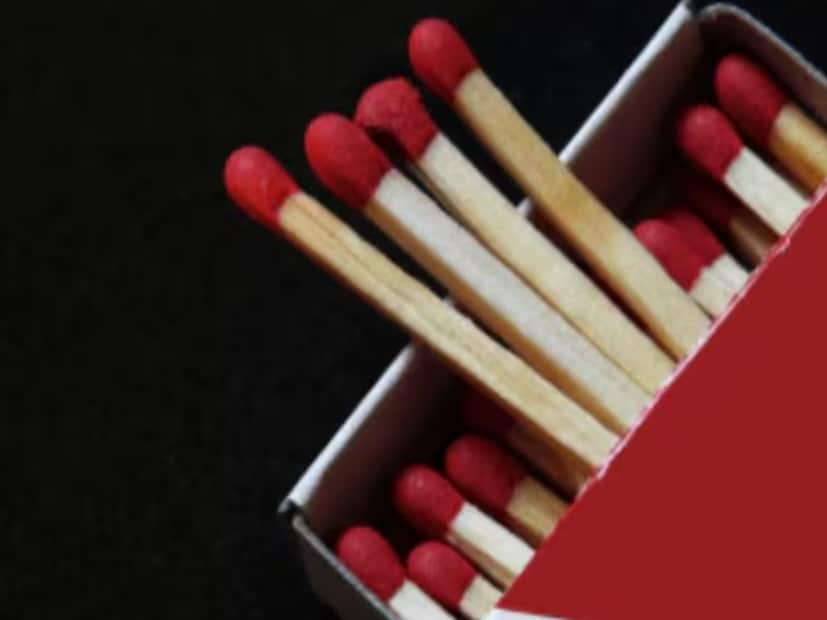 দেশলাই আগুনের প্রতীক, এবং আগুন সর্বদা শক্তি এবং তীব্রতার সঙ্গে জড়িত। ভগবান হনুমানকে এই জিনিসটি উৎসর্গ করা আপনার ভেতর থেকে দুর্বলতা, ভয় এবং অলসতা দূর করার আকাঙ্ক্ষাকে নির্দেশ করে। কাউকে না বলে মন্দিরে এটি রাখা মনের মধ্যে নতুন শক্তি এবং উৎসাহ জাগিয়ে তোলে বলে বিশ্বাস করা হয়। অনেকেই বলেন যে এই অভ্যাস তাদের কাজের গতি বাড়াতে সাহায্য করে এবং জীবনের অন্ধকার চিন্তাভাবনা কমাতে সাহায্য করে।