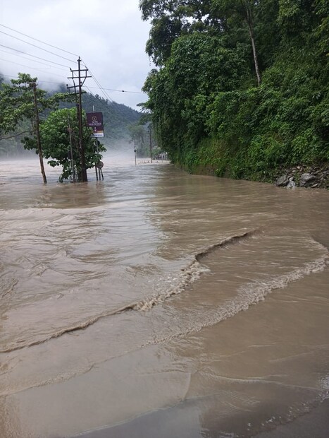 আবহাওয়া দফতরের পূর্বাভাস অনুযায়ী, মঙ্গলবার ও বুধবার উত্তরবঙ্গের অধিকাংশ এলাকায় হালকা থেকে মাঝারি বৃষ্টির সম্ভাবনা রয়েছে। দার্জিলিং, জলপাইগুড়ি, মালদহ, উত্তর ও দক্ষিণ দিনাজপুর, কোচবিহার এবং আলিপুরদুয়ারে কিছু কিছু জায়গায় ভারী বৃষ্টির সম্ভাবনা রয়েছে। সঙ্গে বজ্রপাত ও ঘণ্টায় ৩০ থেকে ৪০ কিমি বেগে ঝোড়ো হাওয়া বইতে পারে বলে জানিয়েছে হাওয়া অফিস।