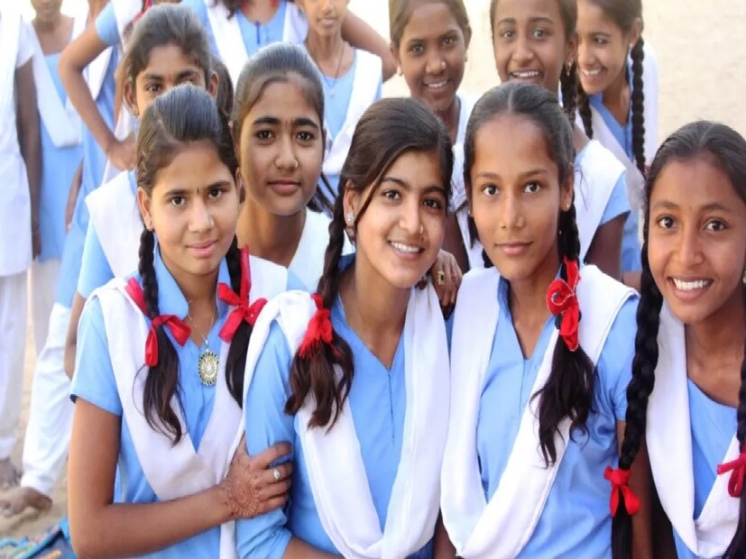 যদি আপনার মেয়ের বয়স ১৬ বছর বা তার বেশি হয়, আর আপনি যদি চান যে আপনার মেয়ে (Navya Scheme Benefits) পড়াশোনার পাশাপাশি কিছু ব্যবহারিক দক্ষতা ও পেশাদার দক্ষতাও শিখুক, তাহলে এটি অবশ্যই জানুন।