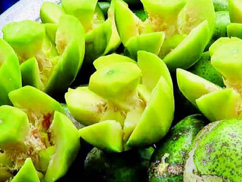 আমড়া পিত্ত ও কফ নাশ করে, কণ্ঠস্বর পরিষ্কার রাখে। নিয়মিত আমড়া খেলে চুল, নখ, ত্বক সুন্দর থাকে। অরুচি দূর করে, শরীরের অতিরিক্ত উত্তাপ কমায়। আমড়ায় থাকা অ্যান্টি অক্সিড্যান্ট ক্যানসার প্রতিরোধে সাহায্য করে। রক্ত জমাট বাঁধার ক্ষমতা বাড়ায়। (Disclaimer: এই প্রতিবেদনটি কেবলমাত্র সাধারণ তথ্যের জন্য, তাই বিস্তারিত জানতে হলে সর্বদা বিশেষজ্ঞের পরামর্শ নিন।)
