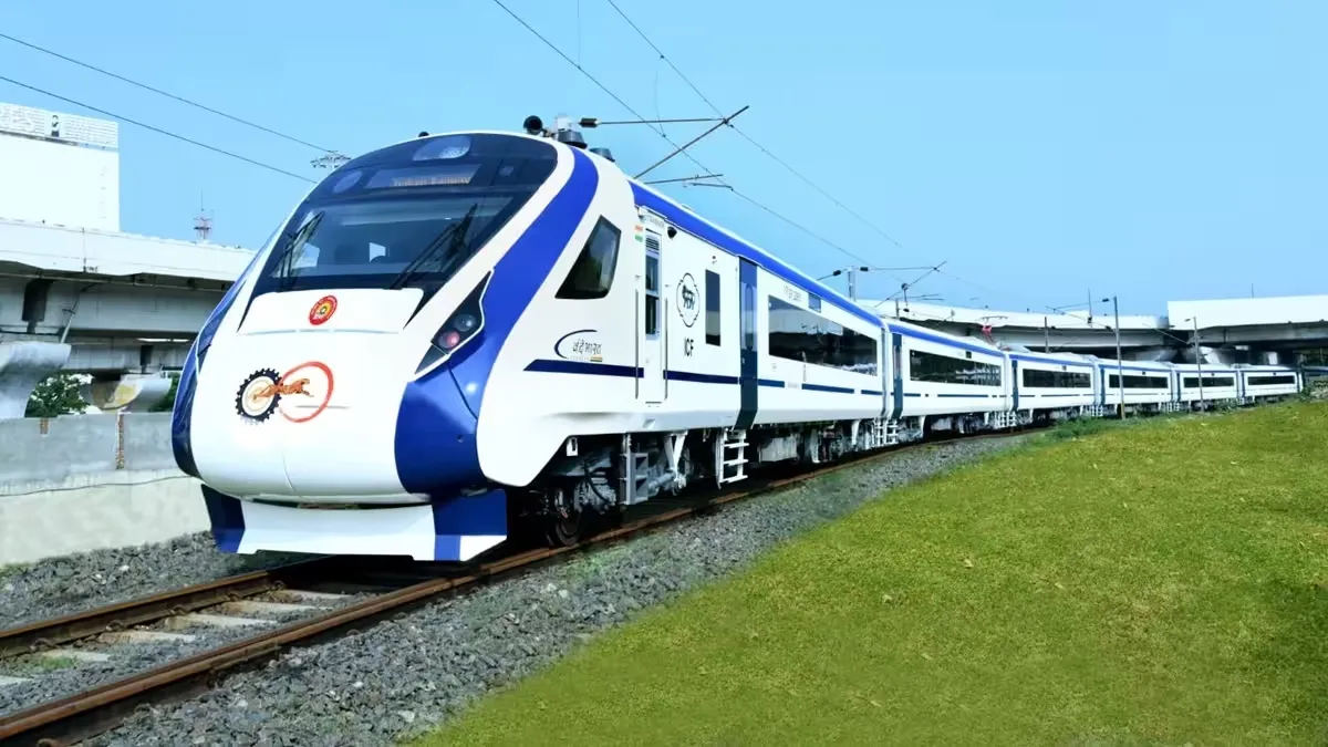 ২০২৩ সালে পশ্চিমবঙ্গের হাওড়া-নিউ জলপাইগুড়ি রুটে ২ এবং ৩ জানুয়ারি বন্দে ভারত ট্রেন লক্ষ্য করে পাথর ছোঁড়া হয়েছিল। ঘটনায় ট্রেনের কোচের জানালা ভেঙে গিয়েছিল।