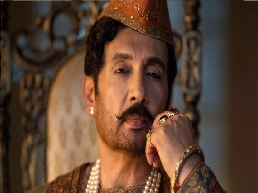 অভিনেতাকে কয়েকদিন আগে সঞ্জয় লীলা বনশালীর হীরামন্ডিতে দেখা গিয়েছে। নেটফ্লিক্স শো-তে তাঁর দ্বিতীয় পুত্র অধ্যয়ন সুমনও অভিনয় করেছেন।