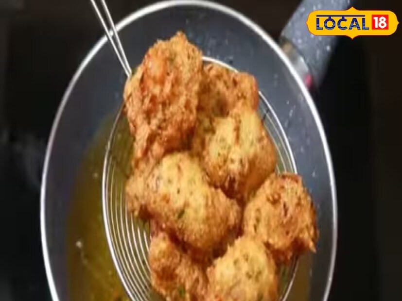 এর পর, তৈরি পকোড়াগুলো একটি প্লেটে তুলে পরিবেশনের পালা! টমেটো সস বা ধনেপাতার সবুজ চাটনির সঙ্গে গরম গরম সুজি পকোড়া একবার খেলে আজীবন স্বাদ মনে থেকে যাবে!