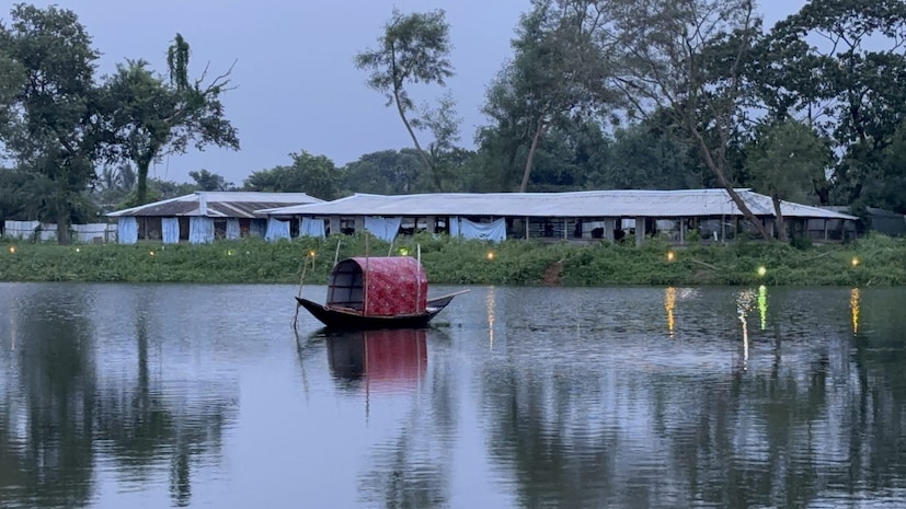 *রাত্রিযাপনের জন্য লাক্সারি কটেজেরও ব্যবস্থা রয়েছে। ফার্ম হাউসের কর্ণধার গুল মোহাম্মদ মোল্লা জানিয়েছেন, এখানে সবজিও নিজস্ব অর্গানিক চাষ থেকে সরবরাহ করা হয়।