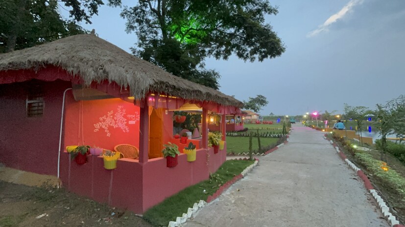 *কলকাতা থেকে মাত্র কয়েক ঘণ্টার দূরত্বে বর্ধমান শহরের কাছেই এই গ্রাম্য আবহে তৈরি ফার্ম হাউসটি ক্রমেই জনপ্রিয় হয়ে উঠছে। প্রাকৃতিক শোভায় ভরা এই জায়গাটি বর্ষার দিনে যেন আরও মোহময়। এখানে পাবেন দেশি খাসি-মুরগি, পুকুরে মাছ ধরার সুযোগ, নৌকাবিহার, এমনকি নৌকাতেই বিশেষ দিনের উদযাপন, সব মিলিয়ে এক অন্যরকম অভিজ্ঞতা।