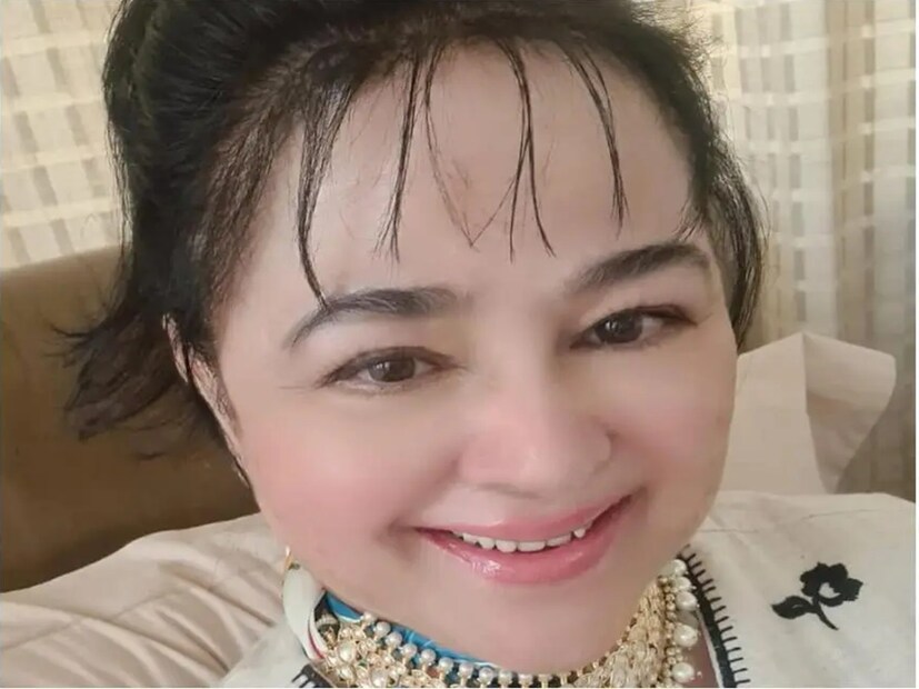 বলিউডে শোনা যায়, ২০০৩ সালে কানাডার সঙ্গীতশিল্পী রোমেল কাজোয়ার সঙ্গে সম্পর্কে জড়িয়ে পড়েছিলেন আলিশা। কিন্তু পরে সে প্রসঙ্গে আর কিছু জানা যায়নি। ২০২২ সালে ‘চমকেগা ইন্ডিয়া’ নামের একটি গান লিখে সেই গানটি গাইতেও দেখা গিয়েছে তাঁকে। তবে মেনস্ট্রিম গানে বহু বছর হলই তিনি আর নেই।
