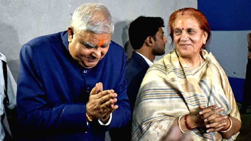 প্রাক্তন উপরাষ্ট্রপতির স্ত্রী একজন ব্যক্তিগত সচিবও পান। প্রাক্তন উপরাষ্ট্রপতিকে দেওয়া বাংলোতে জল এবং বিদ্যুৎ বিল পুরোটাই ফ্রি থাকে।