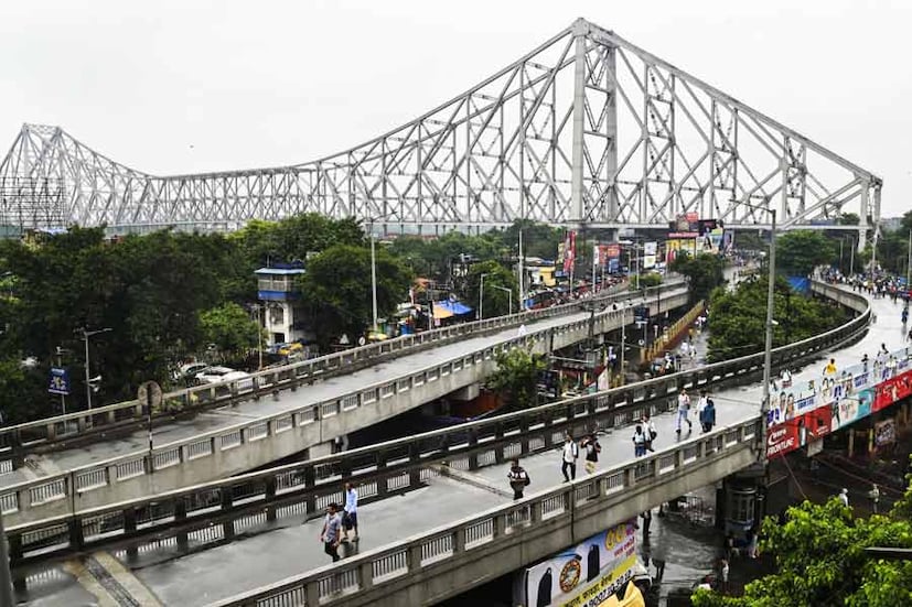 বিশ্বের যে কোনও প্রান্তে বসে দেখা যাবে হাওড়া ব্রিজের এই আলোর খেলা। আগামী দিনে টিকিট কেটে দেখানোর ব্যবস্থা হতে চলেছে। বন্দরের ডেপুটি চেয়ারম্যান সম্রাট রাহি জানিয়েছেন, পর্যটন ও সংস্কৃতির মেলবন্ধন হতে চলেছে এই সেতু।