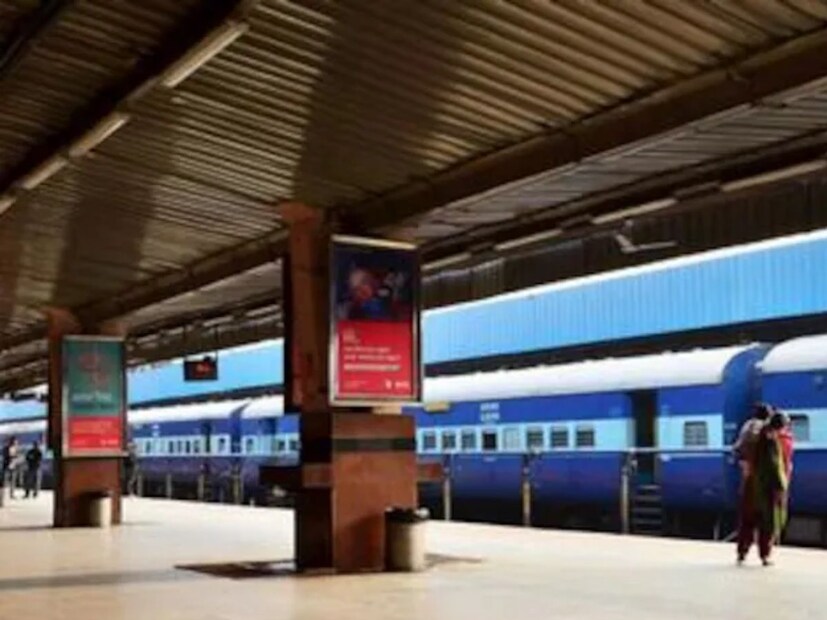 *সম্প্রতি বেশ কিছু ঘটনার প্রভাবে রাতের ট্রেন যাত্রা নিয়ে আতঙ্কে রয়েছেন যাত্রীরা। রায়ালসীমা এক্সপ্রেসে ডাকাতির ঘটনা তার মধ্যে আলোচনার শীর্ষে রয়েছে। চলতি মাসের শুরুর দিকে তাদিপাত্রি কোমলি স্টেশনের সিগন্যাল কেবল কেটে ট্রেন থামিয়ে লুঠ করে দুষ্কৃতীরা। রেল ডাকাতির ঘটনায় উদ্বিগ্ন যাত্রীরা। দুর্বৃত্তদের হাতে আক্রান্ত হওয়ার আশঙ্কা মানুষকে উদ্বিগ্ন করে তুলছে। বিশেষ করে নারী, বৃদ্ধ ও পরিবার নিয়ে ভ্রমণকারীরা রাতে ভ্রমণে অনীহা প্রকাশ করছেন।