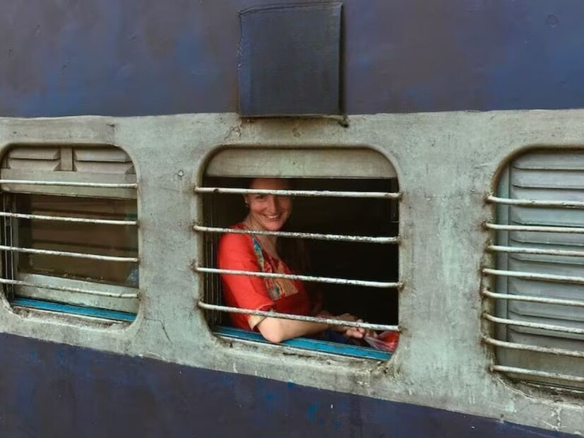 *ট্রেনে নিরাপত্তা কেমন? এ ধরনের হামলা ও ডাকাতি রেলওয়ের নিরাপত্তা ব্যবস্থায় একটি বড় প্রশ্নচিহ্ন তৈরি করে। আরপিএফ (রেলওয়ে প্রোটেকশন ফোর্স) এবং জিআরপি (গভর্নমেন্ট রেলওয়ে পুলিশ)-এর মতো বিভাগগুলি কি ট্রেনে ভ্রমণকারী যাত্রীদের সুরক্ষার জন্য মোতায়েন করা হয়েছে? সন্দেহ আছে।