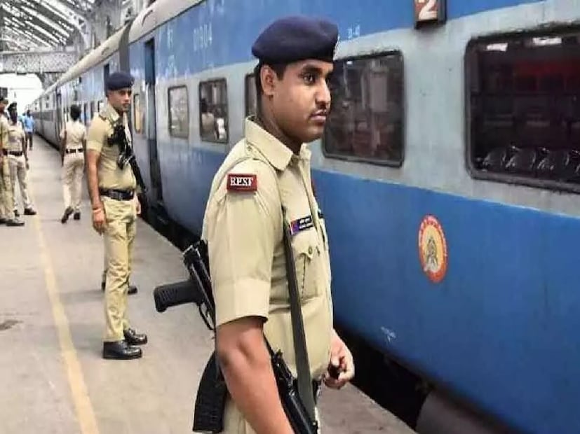 ট্রেনে যাত্রী নিরাপত্তা সুনিশ্চিত করতে ও ভ্রমণ আরামদায়ক করে তুলতে যেমন কসুর করে না রেল কর্তৃপক্ষ তেমনই যে কোনও অনৈতিক কাজ ও অপরাধ নিয়ন্ত্রণে সদাসর্বদা কড়া নজরদারি রয়েছে রেল সুরক্ষা কর্মী তথা জিআরপি ও আরপিএফ জওয়ানদের।
