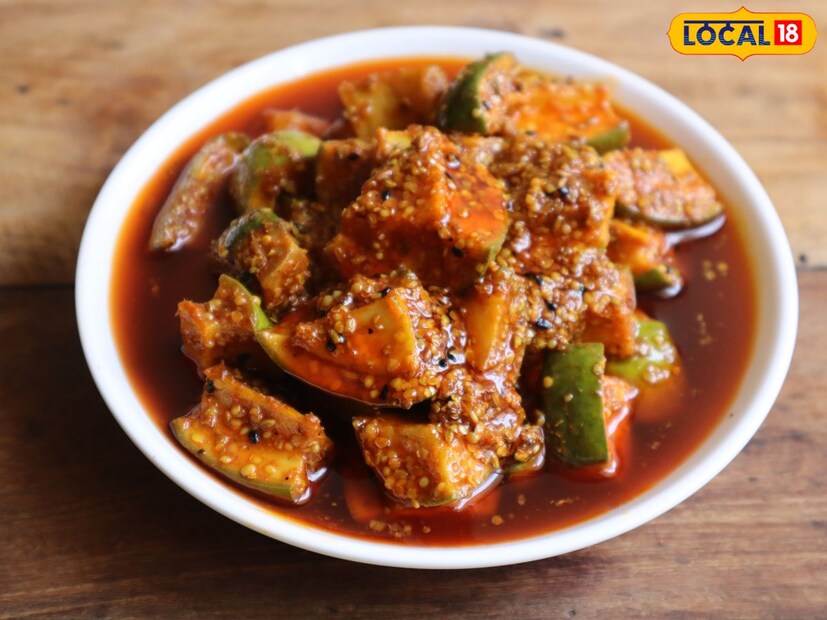 *আচার: সঠিকভাবে না রাখলে আচার দ্রুত নষ্ট হয়ে যেতে পারে। এগুলিতে লবণ, তেল এবং ভিনিগারের মতো টক উপাদান রয়েছে। যখন এগুলি স্টিলের সঙ্গে মেশে, তখন প্রতিক্রিয়া ঘটে এবং আচারের স্বাদ পরিবর্তিত হয়। আচার সংরক্ষণের জন্য গ্লাস বা সিরামিকের পাত্রে সেরা বিকল্প।