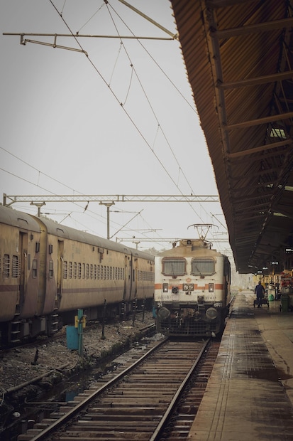  ফেরার টিকিট বুক করুন: যাওয়ার টিকিট কনফার্ম হওয়ার পর “Book Return Ticket (20% Discount)” অপশনটি বেছে নিন। অ্যাপ স্বয়ংক্রিয়ভাবে স্টেশন জোড়া, যাত্রীর তথ্য ও শ্রেণি পূরণ করে দেবে। এবার ফেরার তারিখ (১৭ নভেম্বর–১ ডিসেম্বরের মধ্যে) বেছে নিন।পেমেন্ট ও কনফার্মেশন: পেমেন্ট সম্পন্ন করলে ২০ শতাংশ ছাড়ে ফেরার টিকিট বুক হয়ে যাবে।