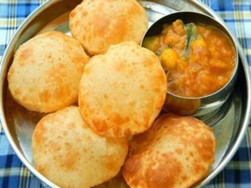 *যতটুকু প্রয়োজন ততটুকু জল মিশিয়ে আটা বা ময়দার মেখে, আলতো করে ভেজা কাপড়ে মুড়ে আধা ঘণ্টা ঢেকে রাখুন। তারপর ছোট ছোট আকারে বেলে নিন। এবার গ্যাসের উপর একটি প্যান বসিয়ে তাতে তেল গরম করে নিন। 