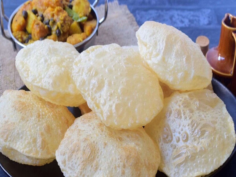 *তেলে ভাজা হলেও কিন্তু এই লুচি খেতে পারেন। এটি আলুর তরকারি, ছোলার ডাল, মিষ্টি বা আপনার পছন্দের অন্য কোনও তরকারির সঙ্গে পরিবেশন করা যেতে পারে। এই পদ্ধতিতে লুচি বানালে তা যেমন সুস্বাদু আর নরম হয়, তেমনই স্বাস্থ্যের ক্ষতি করে না। ফলে তেল খেয়ে ফেলার ভয় ছাড়াই স্বাস্থ্যকরভাবে লুচি উপভোগ করতে পারবেন।