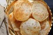 আটা, ময়দা মাখার সময় মেশান 'এক' চামচ ঠান্ডা জিনিস, সামান্য তেলও শোষণ করবে না লুচি