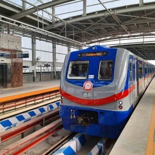 প্রতিদিন যে স্টেশনে এত মানুষের যাতায়াত, সেখানে পরিকাঠামোয় কীভাবে এমন ত্রুটি? প্রশ্নের মুখে মেট্রো রেলের পরিকাঠামো রক্ষণাবেক্ষণ। এই পরিস্থিতিতে সবথেকে সমস্যার মধ্যে পড়েছেন যাত্রীরা। নিউ গড়িয়া মেট্রো থেকে বহু মানুষ শিয়ালদা দক্ষিণ শাখার ট্রেন ধরেন। এই পরিস্থিতিতে ভোগান্তি হচ্ছে তাঁদেরও।                 