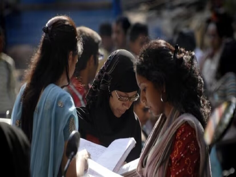 ৮ লক্ষ টাকা পর্যন্ত বার্ষিক পারিবারিক আয়ের শিক্ষার্থীদের জন্য স্থগিতাদেশকালীন ১০ লক্ষ টাকা পর্যন্ত ঋণের জন্য ৩% সুদ ছাড় দেওয়া হয়। ৭.৫ লক্ষ টাকা পর্যন্ত ঋণের জন্য বকেয়া খেলাপি পরিমাণের ৭৫% ক্রেডিট গ্যারান্টি দেওয়া হয়। পিএম-বিদ্যালক্ষ্মীর একীভূত পোর্টালের মাধ্যমে এর আবেদন করতে হবে। 
