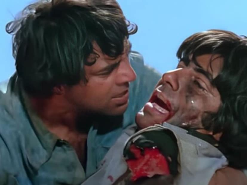 সোশ&#x200d;্যাল মিডিয়ায় ভাইরাল হয়েছে শোলের সেই ‘ডিলিটেড সিনস’, এই ছবির বাদ যাওয়া দৃশ&#x200d;্য। সেন্সর বোর্ড সেসময় এই ছবির বেশ কিছু দৃশ&#x200d;্যে কাঁচি চালায়। বাদ পড়ে সেইসব দৃশ&#x200d;্য।