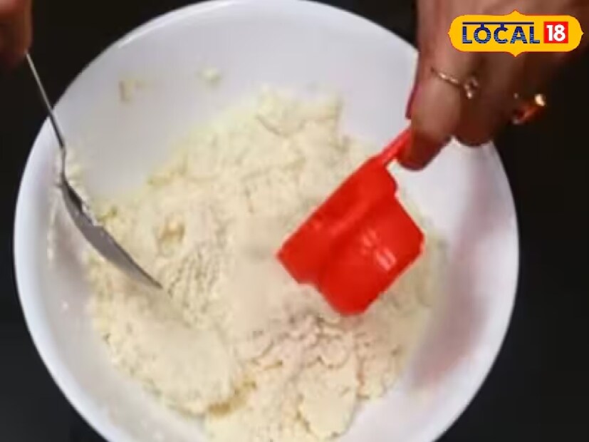 সুজি পকোড়া তৈরির উপকরণ: সুজি - ১ কাপ, দই - ১/৪ কাপ, পেঁয়াজ মিহি করে কাটা - ২ টেবিল চামচ, আদা বাটা - ১/২ চা চামচ, কাঁচালঙ্কা কুচি - ১ চা চামচ, ধনে পাতা কুচি - ২ টেবিল চামচ, কারি পাতা - ৮-১০টি, হিং - ১ চিমটি, বেকিং সোডা - ১/৪ চা চামচ, তেল - ভাজার জন্য, লবণ - স্বাদ অনুযায়ী