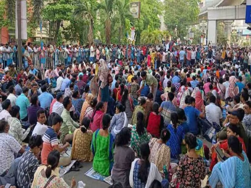 স্কুল সার্ভিস কমিশনের (এসএসসি) নিয়োগ সংক্রান্ত নতুন বিজ্ঞপ্তি নিয়ে কলকাতা হাই কোর্টের নির্দেশকে চ্যালেঞ্জ জানিয়ে সুপ্রিম কোর্টে মামলা দায়ের করা হয়েছিল গত সপ্তাহে। মামলা করেছিলেন বঞ্চিত চাকরিপ্রার্থীদের একাংশ। (রিপোর্টার-- মৈত্রেয়ী ভট্টাচার্য) 