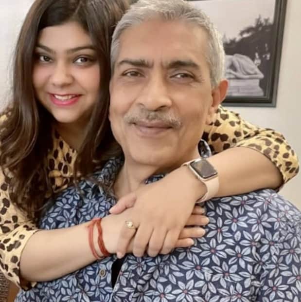 দীপ্তি নাভালও প্রকাশ ঝা-র কন্যা সন্তান দত্তক নেওয়ার সিদ্ধান্তে সমর্থন করেছিলেন। দু’জনেই মেয়েটির নাম রেখেছিলেন দিশা ঝা। প্রকাশ তাঁর মেয়ের আগমনে এতটাই খুশি হয়েছিলেন যে তিনি নিজেই তাঁকে স্নান করাতেন, খাওয়াতেন এবং সেটেও নিয়ে যেতেন। বলা হয় যে প্রকাশ ঝা তাঁর মেয়েকে এক বছর বয়সে পাটনায় তাঁর মায়ের কাছে রেখে এসেছিলেন এবং সেখানে একটি এনজিওও প্রতিষ্ঠা করেছিলেন। 