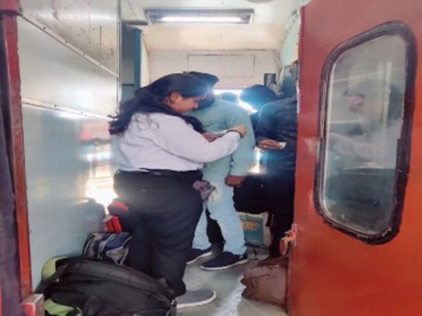 প্রয়াগরাজ ডিভিশনের মধ্যে দিয়ে যাওয়া একটি ট্রেনে টিকিট পরীক্ষা করতে এসেছিলেন টিটিই। তিনি যখন এসি কোচে পৌঁছান, তখন একজন যাত্রী তাঁকে দেখে দ্রুত সিট থেকে উঠে পড়েন, হনহন করে হাঁটা লাগান। টিটিই-ও তাঁর পিছু নেন। যাত্রীটি টয়লেটে ঢুকে পড়েন। টিটিই দরজায় বারবার নক করলেও ভিতর থেকে দরজা খোলা হয় না। পরে যখন দরজা খোলা হয়, তখন টয়লেটের ভিতরের দৃশ্য দেখে টিটিই-র চোখ কপালে ওঠে! কেন? ভিতরে কী দেখেছিলেন তিনি?