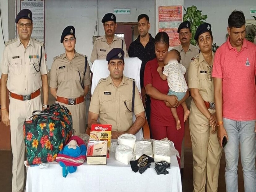 দুই দিন আগে সেন্ট্রাল রেলওয়ের আরপিএফ (RPF) দল, নারকোটিক্স কন্ট্রোল ব্যুরো বেঙ্গালুরু এবং ক্রাইম ইন্টেলিজেন্স ব্রাঞ্চ (CIB) কুরলা, মুম্বই মিলে আন্তর্জাতিক মাদক পাচার চক্রের পর্দাফাশ করেছে। নাইজেরিয়ার ওই মহিলা দিল্লি থেকে মুম্বই মাদক নিয়ে যাচ্ছিল। 