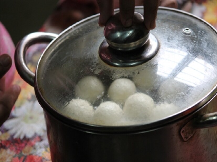 এবার এই বলগুলি সিরার মধ্যে দিন। কুকারের ঢাকনা বন্ধ করে দিন এবং দুই থেকে তিনটি সিটি হওয়া পর্যন্ত রান্না করুন। তারপর গ্যাসের আঁচ কমিয়ে আরও ৫ মিনিট রান্না করুন।