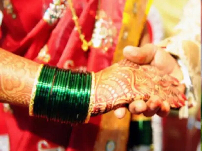 মানসিক ও আবেগগত স্থিতিশীলতা--আয়ুর্বেদ ও রং থেরাপি অনুযায়ী, সবুজ রং মানসিক চাপ কমায়, মনকে শান্ত রাখে এবং মানসিক ভারসাম্য বজায় রাখতে সাহায্য করে। 
