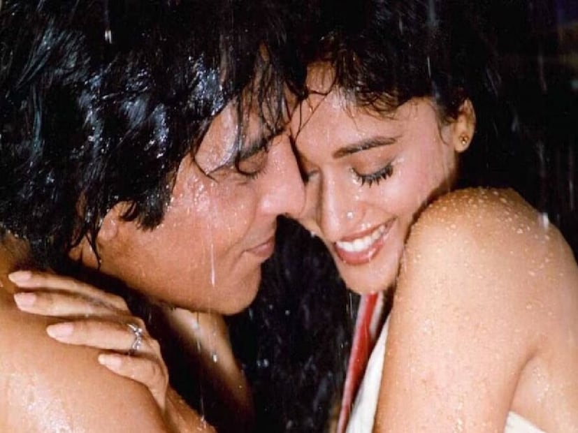 একের পর এক সুপারহিট হিট ছবি... 'তেজাব' (১৯৮৮), 'দিল' (১৯৯০), 'বেটা' (১৯৯২), 'হম আপকে হ্যাঁয় কৌন' (১৯৯৪), 'দিল তো পাগল হ্যায়' (১৯৯৭)! এই মাধুরীই 'রোম্যান্স' করেছিলেন বাবা আর ছেলে দু'জনের সঙ্গেই! এখানেই শেষ নয়! অন্তরঙ্গ দৃশ্যে শ্যুট করার সময় বাবা বিনোদ খান্না কন্ট্রোল হারিয়ে ফেলেছিলেন। চুম্বন দৃশ্যে অভিনয়ের সময় মাধুরীর ঠোঁট কামড়ে রক্ত বার করে দেন! ঠিক কী ঘটেছিল?