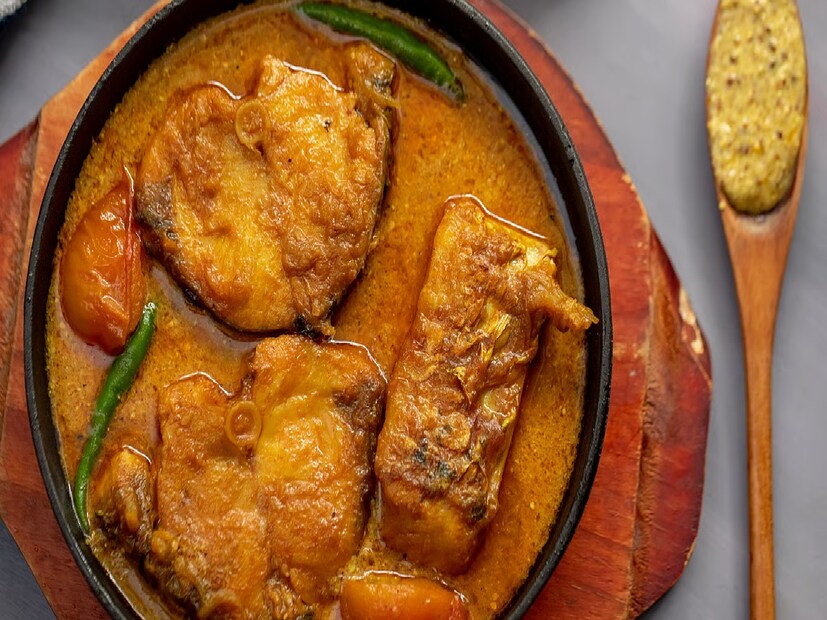 সুস্থ থাকার জন্য শরীরে পুষ্টিগুণ থাকা অত্যন্ত গুরুত্বপূর্ণ। এই প্রয়োজন মেটাতে সবচেয়ে ভালো উপায় হল সুষম ও স্বাস্থ্যকর ডায়েট। তবে অনেক সময় কিছু বিশেষ পুষ্টি উপাদান খাদ্য থেকে সম্পূর্ণ পাওয়া যায় না। এমন পরিস্থিতিতে এক জাদুকরী তেলের কথা সামনে আসে—ফিশ অয়েল। এই তেলে রয়েছে ওমেগা-৩ ফ্যাটি অ্যাসিড, যা শরীরের বহু সমস্যা দূর করতে সাহায্য করে।
