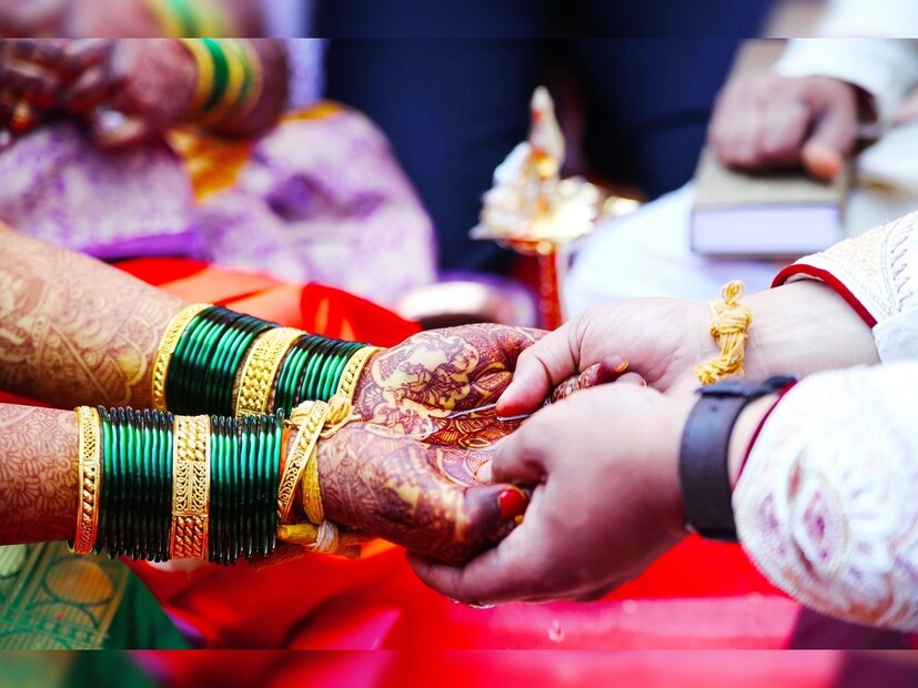 শ্রাবণের পবিত্র মাস কেবল ধর্মীয় আচার-অনুষ্ঠানের সময় নয়, এটি নারীদের সৌন্দর্য, স্বাস্থ্য এবং মানসিক শান্তির সঙ্গেও জড়িত। এই মাসে বিবাহিত মহিলারা সবুজ চুড়ি পরেন! শ্রাবণ মাসের সোমবার শিবের পুজো করা হয়, মঙ্গলবার বিবাহিত মহিলারা স্বামীর দীর্ঘায়ু কামনায় মাঙ্গলিক গৌরী ব্রত পালন করেন। শ্রাবণের সময় দেবী পার্বতীকে শুভ্র সামগ্রী অর্পণের পর মহিলারা সবুজ চুড়ি পরেন। সবুজ রংকে সামঞ্জস্য এবং সুখের প্রতীক হিসেবে ধরা হয়। বিশ্বাস করা হয়, এই সময় মহিলারা সবুজ চুরি পরলে দাম্পত্য জীবনে সুখ বাড়ে, সন্তানের উন্নতি হয়, পরিবারের সদস্যদের মধ্যেও পারস্পরিক সৌহার্দ্য ও মিলনের আবহ তৈরি হয়। তবে শুধু আধ্যাত্মিক কারণ নয়, এর নেপথ্যে রয়েছে বড় বৈজ্ঞানিক কারণ ও-- Image: News18