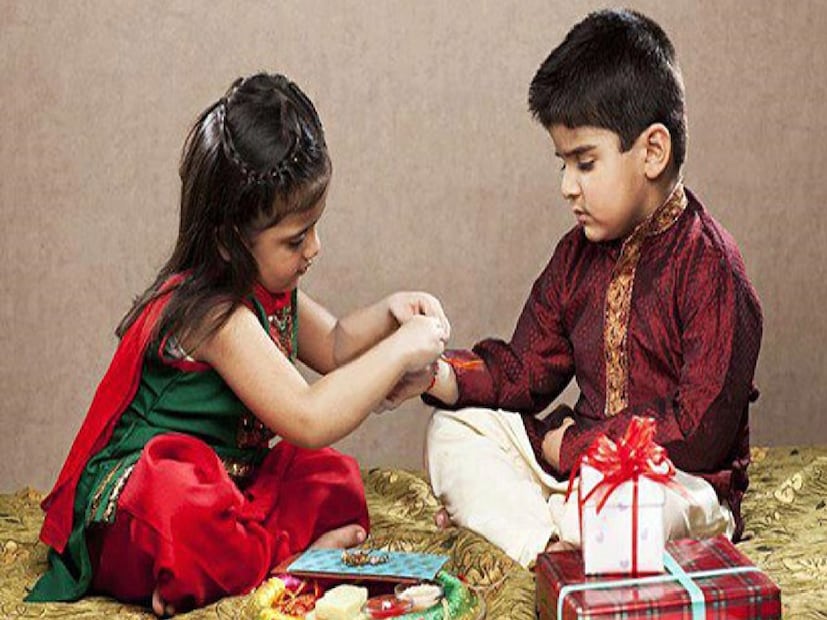 রাখি বাঁধার সময়, অবশ্যই এই মন্ত্রটি পাঠ করুন৷ ‘ওঁম যেন বধো বলি রাজা দানবেন্দ্র মহাবলঃ। দশ ত্বাম্পি বধনামি রক্ষা মা চল মা চল।’