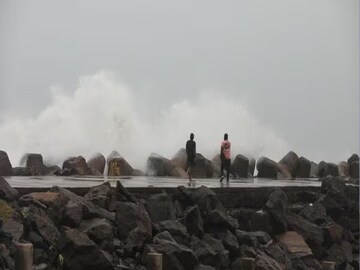 ঘূর্ণিঝড় উইফার প্রভাবে বাংলায় নিম্নচাপ, ভারী বৃষ্টি কোন কোন জেলায়? ওয়েদার আপডেট