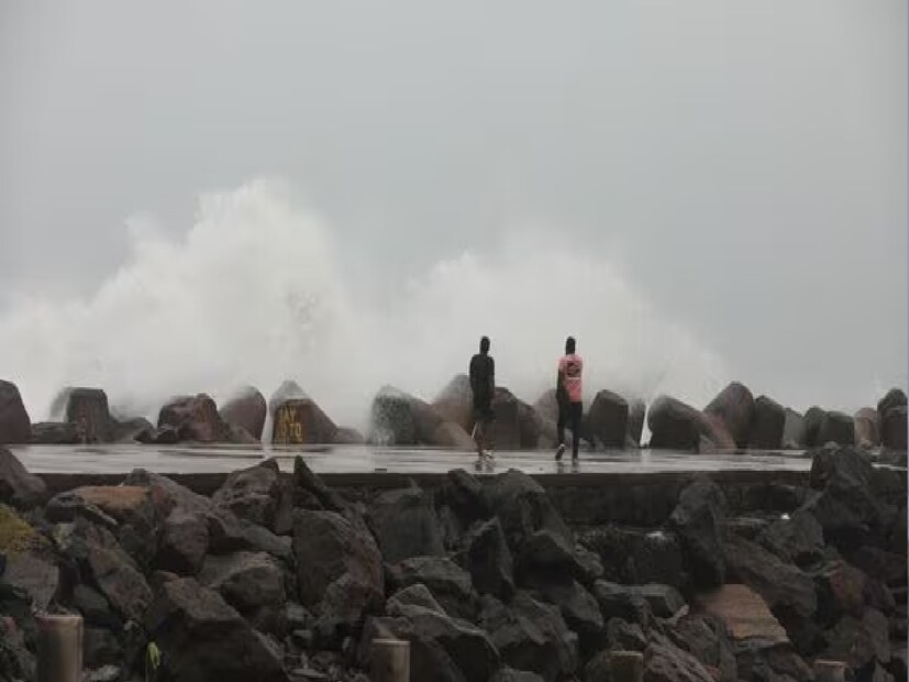 ★ভ্যাপসা গরমে অতিষ্ট বাংলার মানুষ। বৃষ্টি কবে হবে? আবহাওয়া আপডেট দিলেন সোমনাথ দত্ত, আঞ্চলিক অধিকর্তা, আলিপুর আবহাওয়া দফতর।