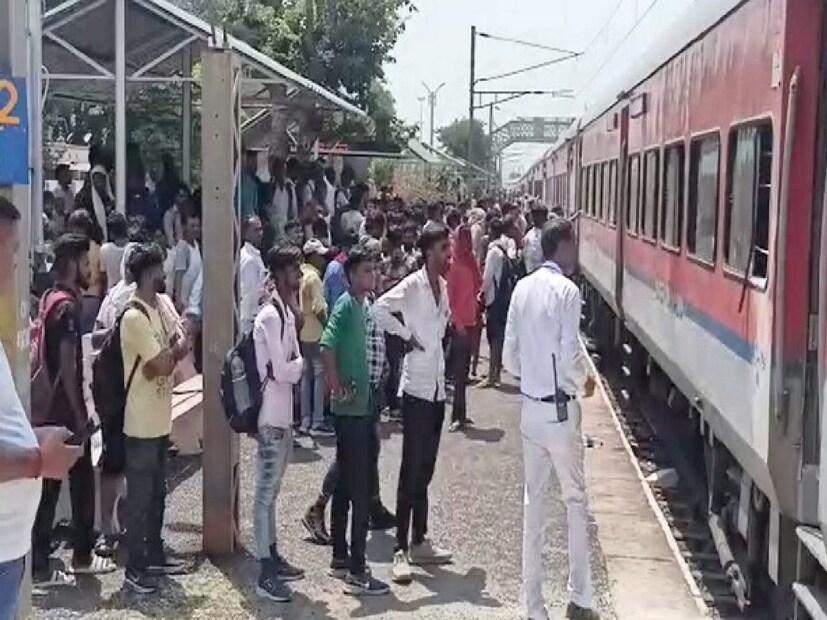 টিবি রোগের চিকিৎসা করাতে যাচ্ছেন এমন রোগীরাও ছাড় পান রেলের টিকিটে। এমনকী তাঁর সঙ্গে থাকা যাত্রীরাও এই ছাড় পাবেন। সেকেন্ড, স্লিপার এবং ফার্স্ট ক্লাসে ৭৫ শতাংশ পর্যন্ত রেলওয়ে টিকিটে ছাড় দিয়ে থাকে। 