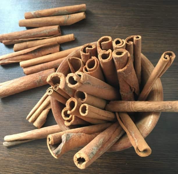 লবঙ্গর তেল বা লবঙ্গ দাঁতের ব্যথা উপশমে দারুন কার্যকর হতে পারে। দীর্ঘদিন ধরেই দাঁতের যত্নে লবঙ্গের ব্যবহার হয়ে আসছে। ডা. কালস্কর জানান, লবঙ্গর রস বা তেল ব্যবহার করলে দাঁত ও মাড়িতে আরাম পাওয়া যায়।