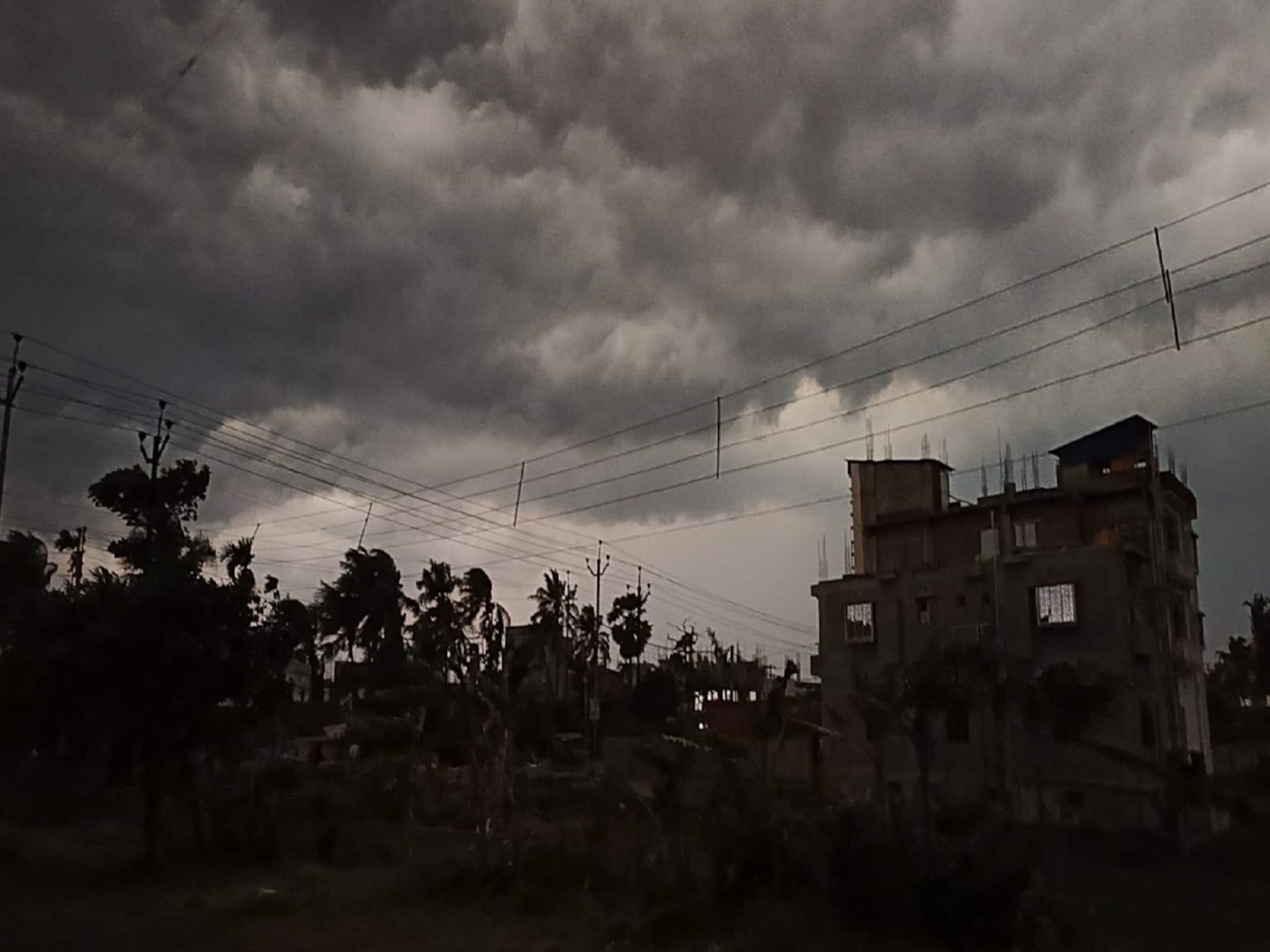 এখনই থামছে না বৃষ্টি, ভারী বৃষ্টিতে ভাসবে জেলার পর জেলা! আবহাওয়ার বড় খবর