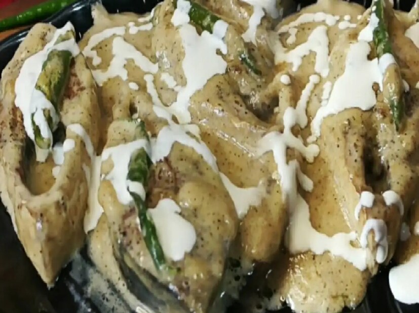 এবার ঢাকা দিয়ে আঁচ বাড়িয়ে কিছুক্ষণ রান্না করতে হবে মাছগুলি। মিনিট পাঁচেক পরে ঢাকনা খুলে গরম গরম পরিবেশন করুন ইলিশের ননীবাহার। এই রান্নায় তেলের ব্যবহার হয় না।
