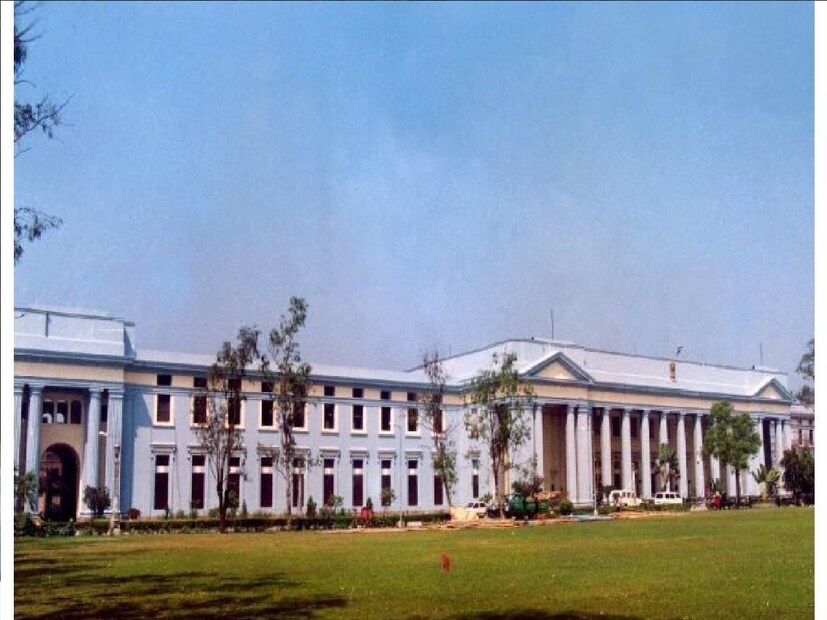 ১৭৫৭ সালে স্থাপিত হয় কলকাতা ট্যাঁকশাল। তারপর থেকে ট্যাঁকশালকে অনেক গুরুত্বপূর্ণ কাজের দায়িত্ব দেওয়া হয়েছে। এখানকার কর্মীরা সাফল্যের সঙ্গে সে সব সামলেছেন। এর মধ্যে ভারতরত্ন পদক তৈরির দায়িত্ব অন্যতম। তবে শুধু ভারতরত্ন পদক নয়, পদ্মবিভূষণ, পদ্মভূষণ, পদ্মশ্রী এবং পরমবীর চক্রের মতো অন্যান্য পুরস্কারও কলকাতার ট্যাঁকশালে তৈরি হয়।