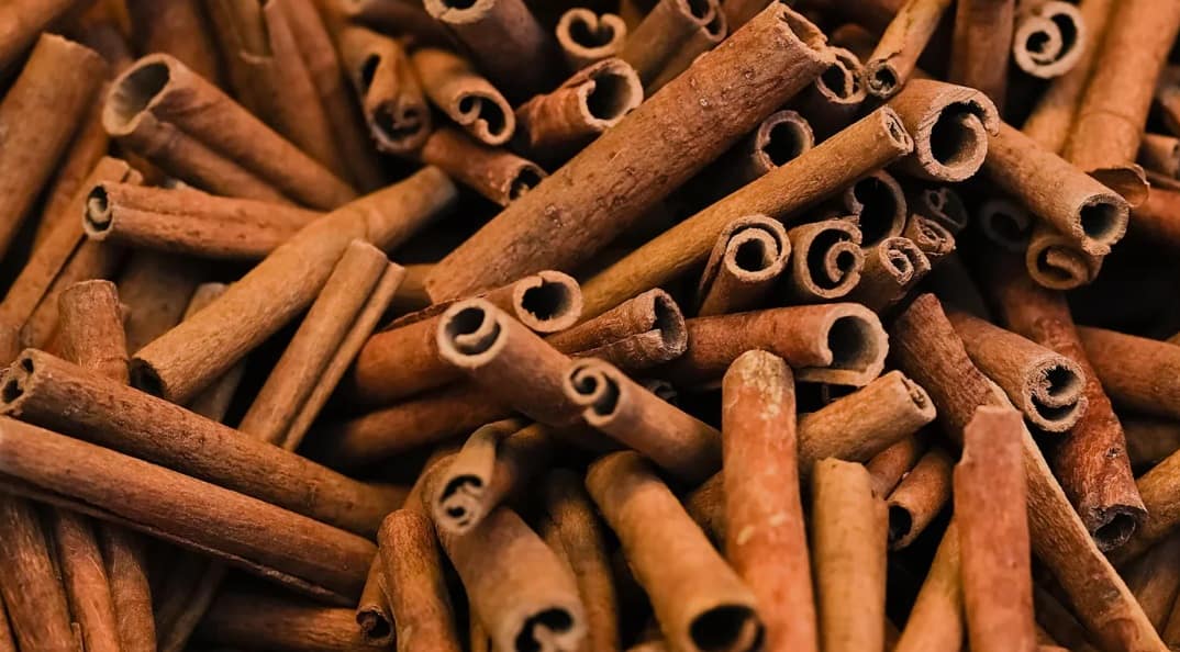 বাঙালির রান্নায় গরম মশলা খুব গুরুত্বপূর্ণ। বিশেষত, যেসব রান্না একটু বেশি যত্ন নিয়ে, সুস্বাদু করে তুলতে চান গৃহিণীরা, সেখানে এই মশলা ব্যবহার করা হয়। গরম মশলার অন্যতম উপাদান হল লবঙ্গ। একসময় এই মশলার খোঁজেই ভারতে এসেছিলেন বহু ভূপর্যটক। ভারতে যত ধরনের মশলা পাওয়া যায়, তার প্রত্যেকটির স্বাদ স্বতন্ত্র। আবার তাদের গুণাগুণও প্রচুর।