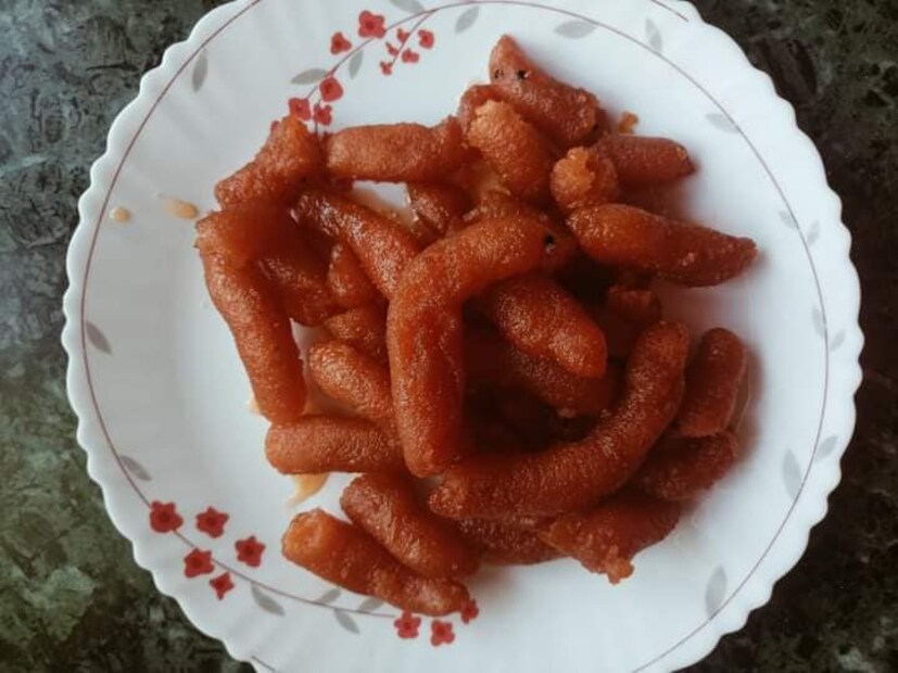 এ বিষয়ে দোকানে আসা এক ক্রেতা রাহুল বড়াল বলেন, ‌বরাবাজারে খুবই প্রসিদ্ধ এই নিকুতি।‌ আত্মীয়-স্বজন বাড়িতে গেলে তারা বেশিরভাগ এই মিষ্টিই নিয়ে যান। সকলেই এই মিষ্টি খেতে পছন্দ করেন। দেখতে ছোট হলেও স্বাদ খানিকটা ল্যাংচার মত। (Photo Collected from Facebook) 